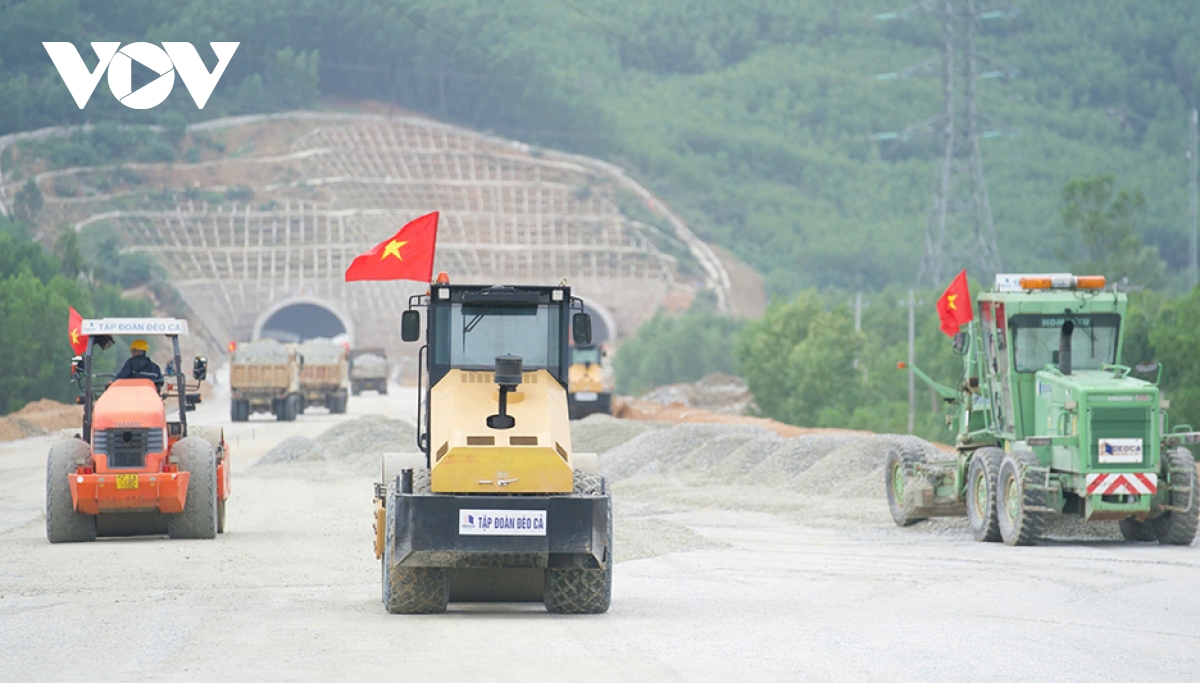 Công trường cao tốc Quảng Ngãi - Hoài Nhơn nhộn nhịp những ngày giáp Tết